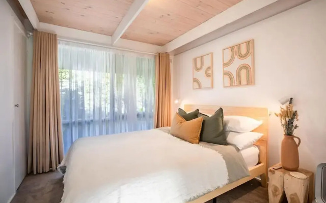 Sol Coastal Retreat - Outdoor Spa and Sauna