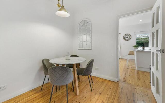 Leafy Lamrock Cosy 3 bedroom home Near CBD