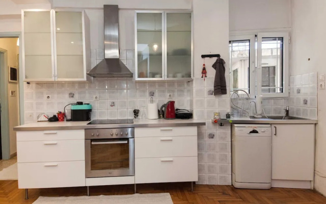 Modern 2 Bd Kipseli Hideaway Patio Apt