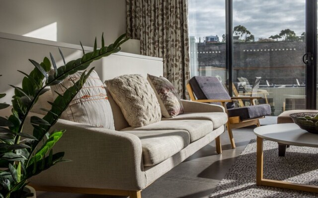 Roomerang at Lakeside Townhouse