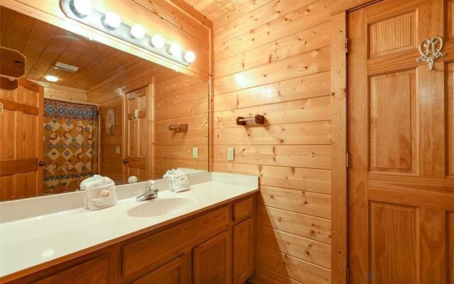 Mountaintop Lodge - Eight Bedroom Cabin