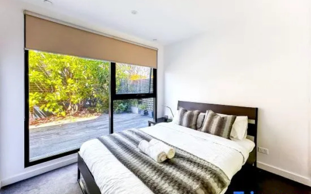Pride Modern 2BR Apt in Bentleigh Private Garden Free Parking