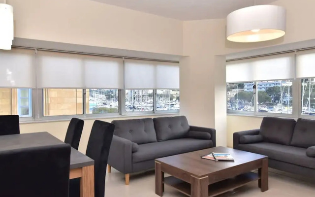 Bright Spacious 2 Bedroom With Marina View