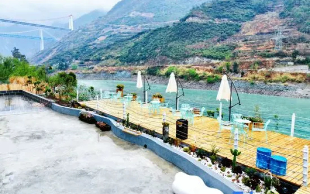 Lulin Mountain Villa Homestay (Shangri-La Tiger Leaping Gorge Scenic Area Branch) – Outside – Lijiang
