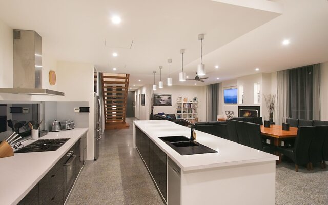 Deluxe Beach House On Banzai