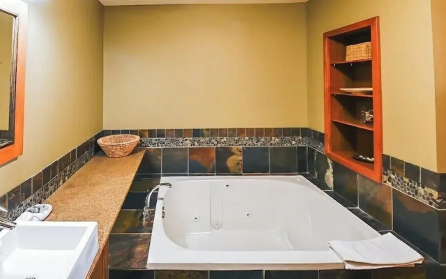 Pinnacle Ridge Chalets by Fernie Lodging