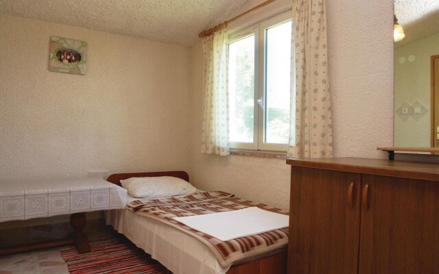 Nice Home in Liznjan With Wifi and 2 Bedrooms