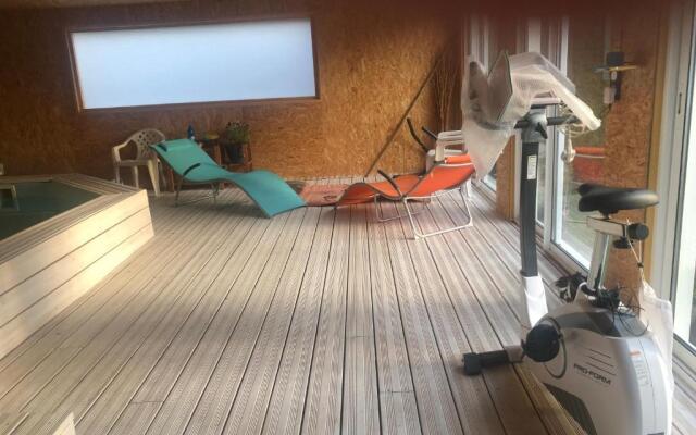 Séjour avec piscine chauffée