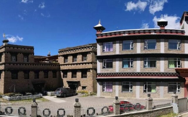 October Daocheng Youth Hostel