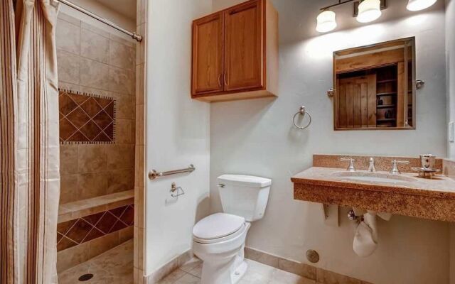 Hatari Lodge 5 Bedroom Home by RedAwning