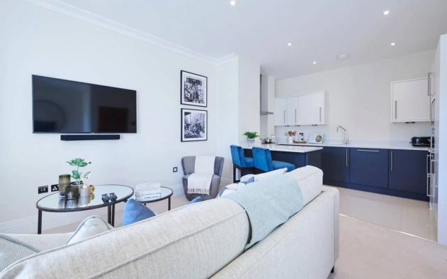 Contemporary Two Bedroom Apartment By The River