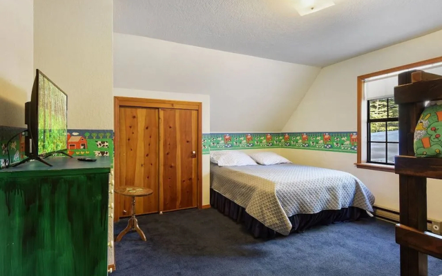 Relax Inn Close to Attractions Galore!