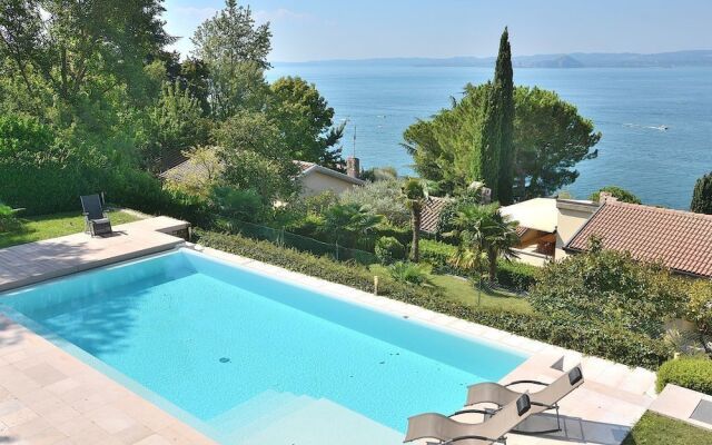 Villa Sybille With Pool And Lake View