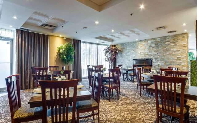 Monte Carlo Inn Airport Suites