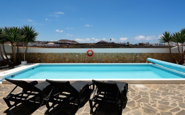 Quiet Location, Comfortable and Detached Villa With Private Pool Near Tinajo