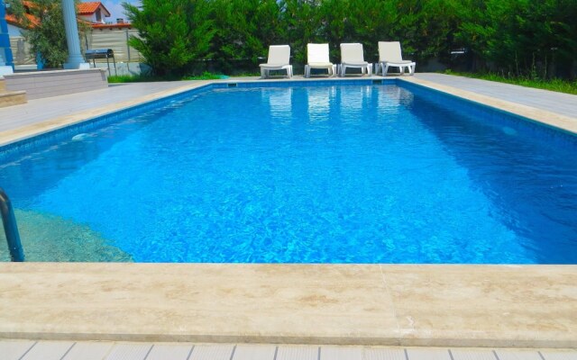 Villasleeps10-pool-bbq-mountainview-ac-parking