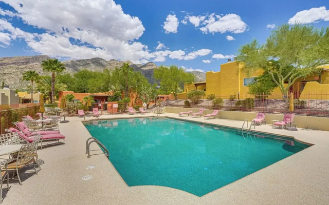 Pool & Hot Tub Access! Catalina Foothills Condo