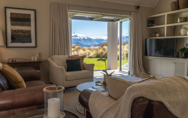 Expansive Family Retreat With Stunning Views of Lake Wanaka and the Mountains – Balcony – Wanaka