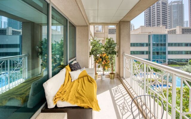 Maison Privee - Radiant Urban Retreat with Iconic Burj Khalifa Vws