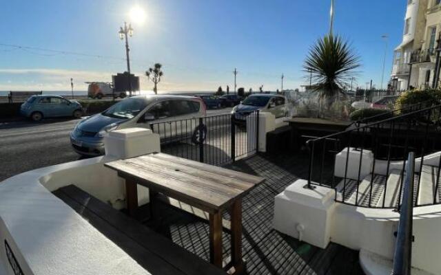 Seaview flat with balcony, spacious 2 bedroom