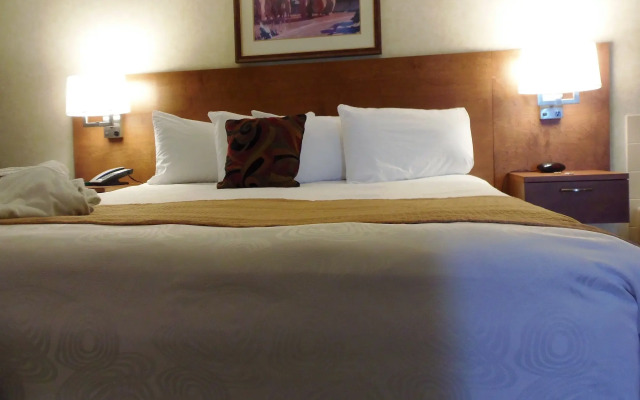 Rosslyn Inn and Suites