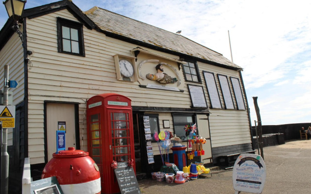 Sea Glimpses with free parking and garden