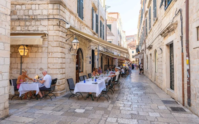 Two Stars Two Beds Downtown Apartment