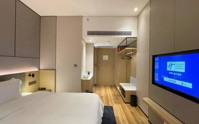 Holiday Inn Express Shenzhen Longhua by IHG