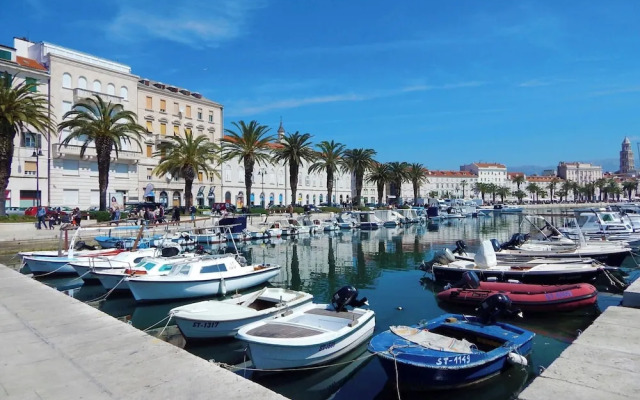 Modern apt With Balcony, 12 min Walk to the Beach