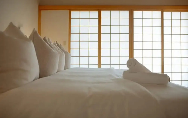 Zen Mountain Getaway w a Pool Hot Tub 5 Beds