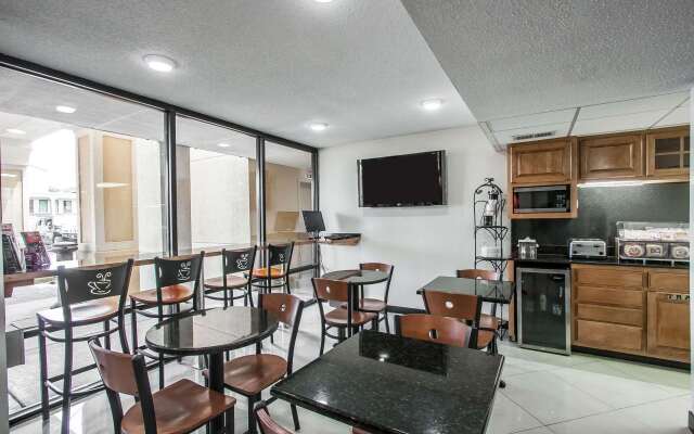 Econo Lodge Inn & Suites