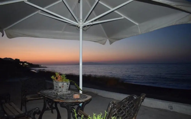 Tzannis Cave House