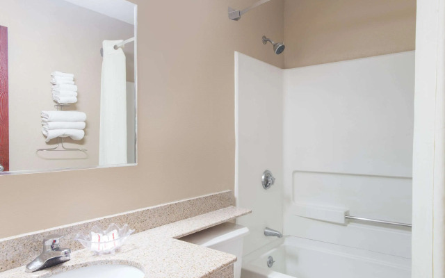 Super 8 By Wyndham Gardner