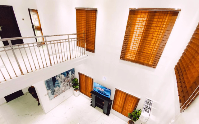 Royal Court Lounge & Boutique Hotel