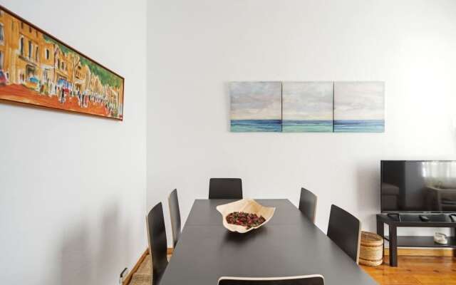 Spacious 4 Bed Apt Close to Sagrada Familia Temple