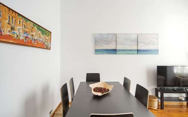 Spacious 4 Bed Apt Close To Sagrada Familia Temple