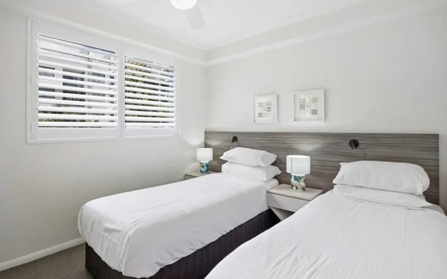 Beachside 2-bed With Pools, Gym, BBQ and Parking