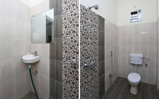 OYO 12376 Hotel Dhanraj