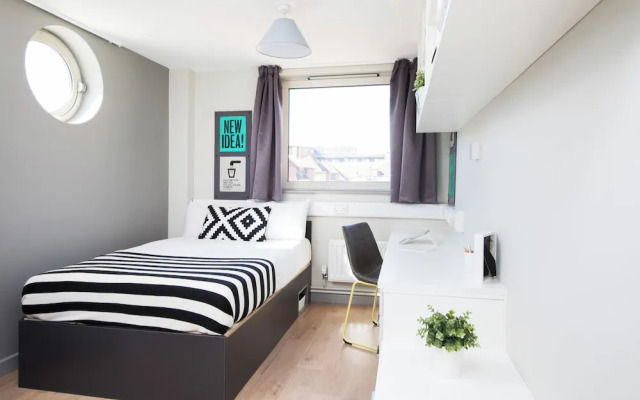 Student Only Ensuite Room in Apt London