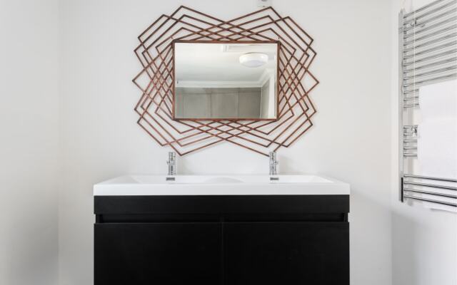 The Historic Gem - Sleek & Central 3BDR Maisonette