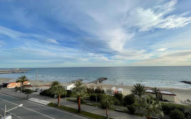 [Via XXV Aprile] 4 Locali - Di Fronte al Mare