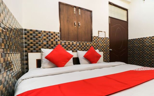 OYO 11762 Trimurti Guest House