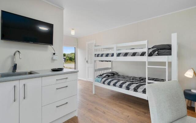The Wee Blue Bach - Waikanae Beach Holiday Home