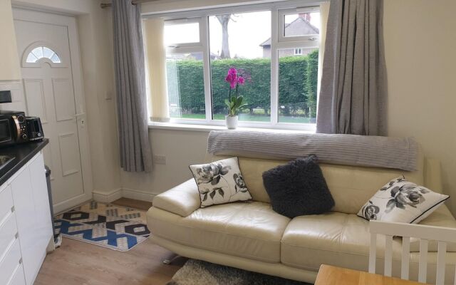 Modern 1 bed Apartment, 10 Mins to Leeds City Cent