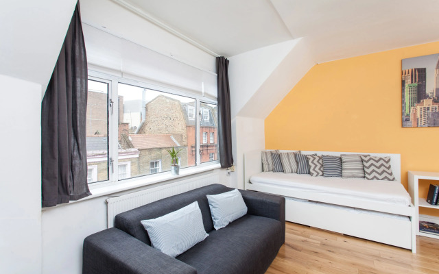 Cosy High Floor Studio Greek Street Soho