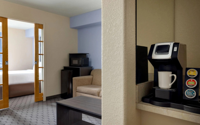 Super 8 by Wyndham Swan River MB