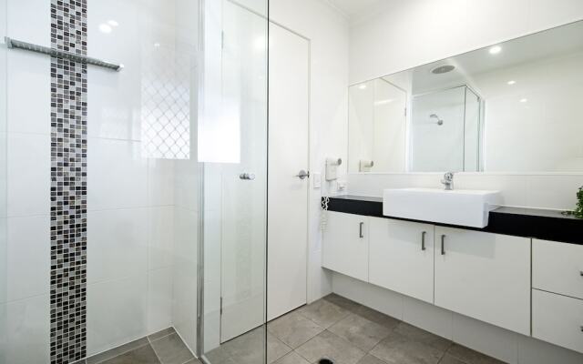 Diamond Beach 3 Bedroom Poolside Apartment - 34