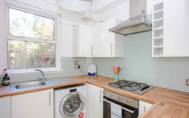 Modern & Spacious 2 Bedroom Flat Near Clapham Common