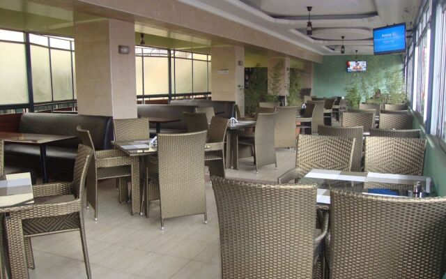 Ash White Hotel