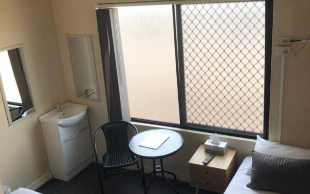 Kingsford Riverside Inn